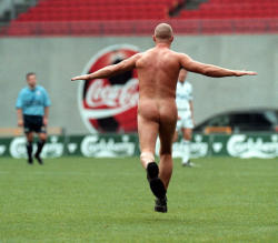 Streaker.jpg (11455 bytes)